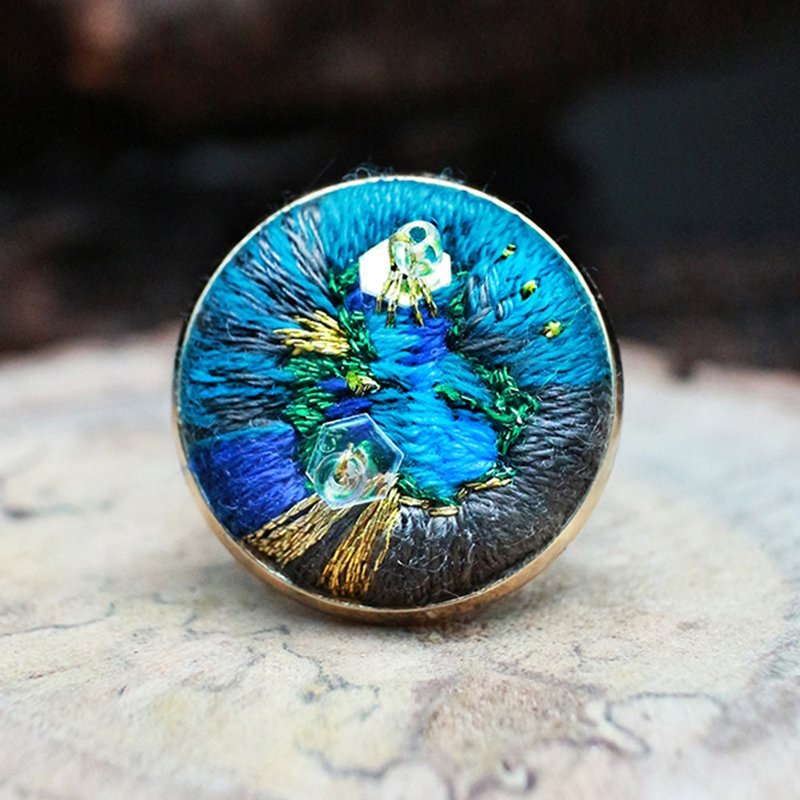 Hand-embroidered ring siamese twins