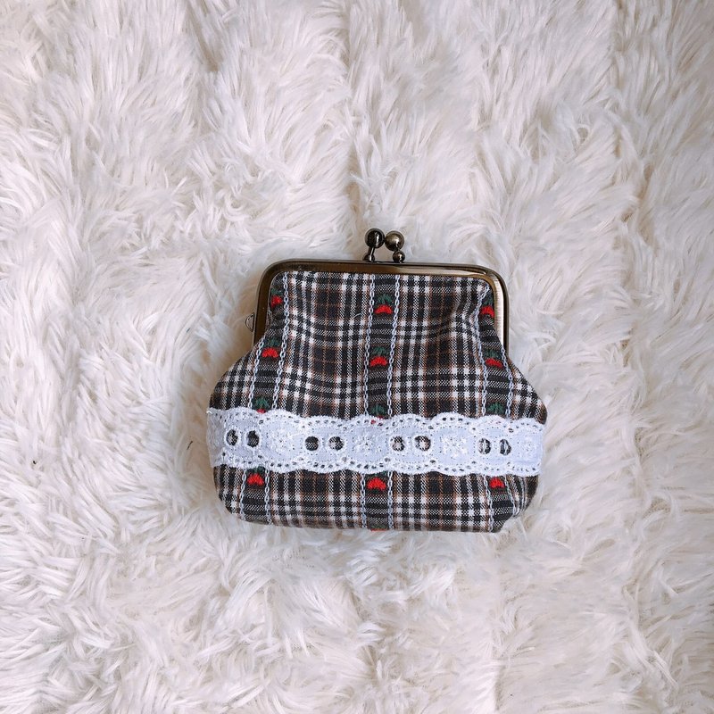 Embroidered mouth gold bag