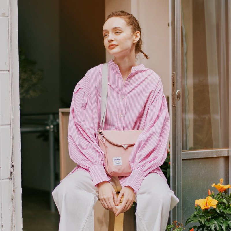 防潑水日常斜背包 DESI ECO 磁扣開口方便收納 (棱鏡粉) - 側背包/斜背包 - 環保材質 粉紅色