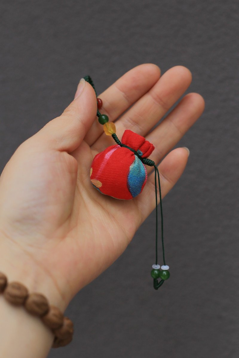 壹染指合香包 | 福袋小香囊 紅 | 植物染印花老棉布手縫 可拆卸 - 吊飾/掛飾 - 植物.花