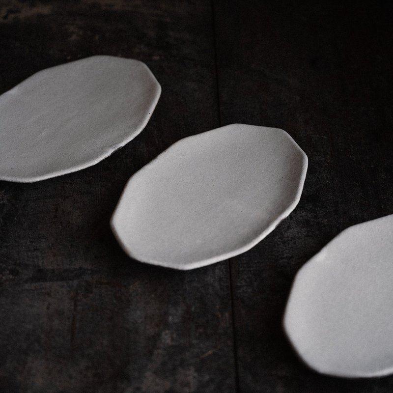 石橢豆皿  踏雪 - 盤子/餐盤/盤架 - 陶