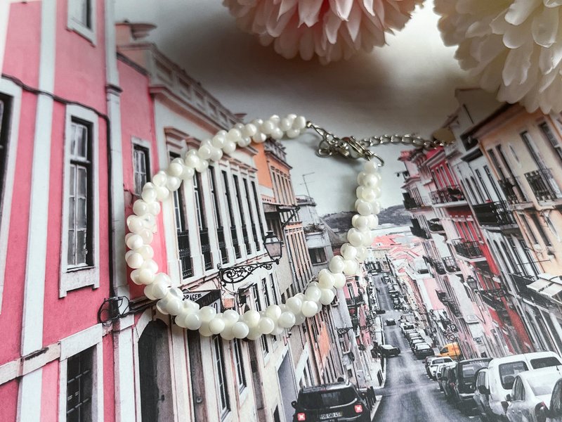 天然6mm白貝母半銀設計手鍊 - 手鍊/手環 - 貝殼 白色