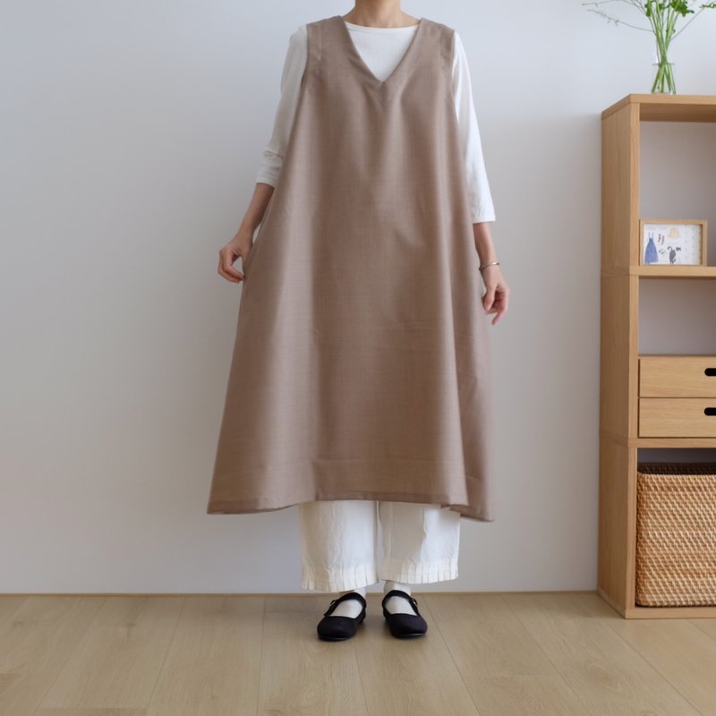 日常手作服 卡其米v領背心傘洋裝 亞麻 - 洋裝/連身裙 - 棉.麻 卡其色
