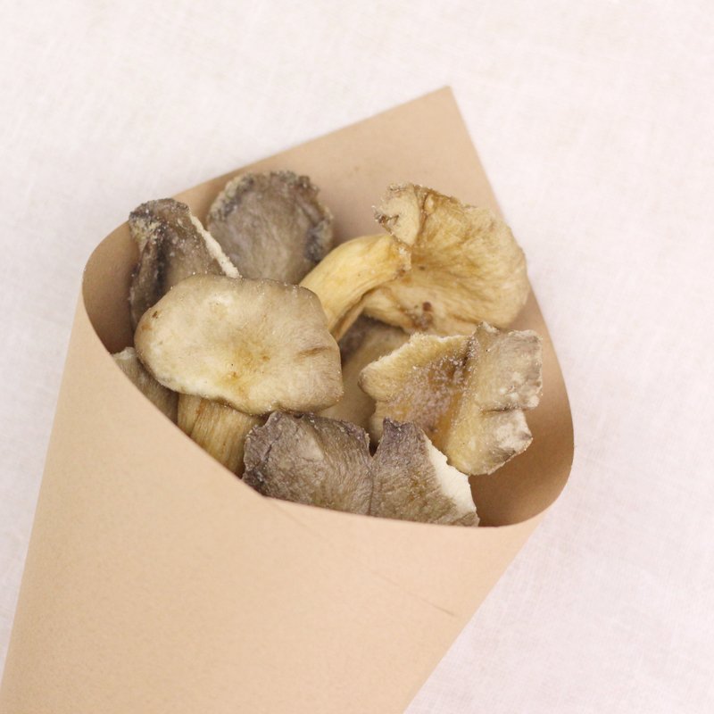 Crisp show mushroom cake