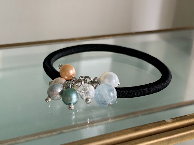 【3月の誕生石】アクアマリンとマザーオブパールのヘアゴム - 髮夾/髮圈 - 半寶石 藍色