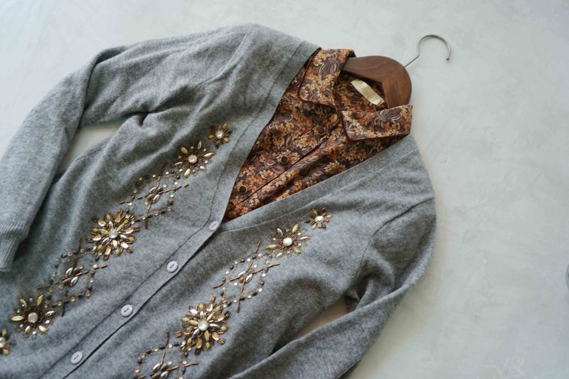 尋寶古著-暖灰色華麗串珠裝飾V領薄開襟針織外套 - 女毛衣/針織衫 - 羊毛 灰色