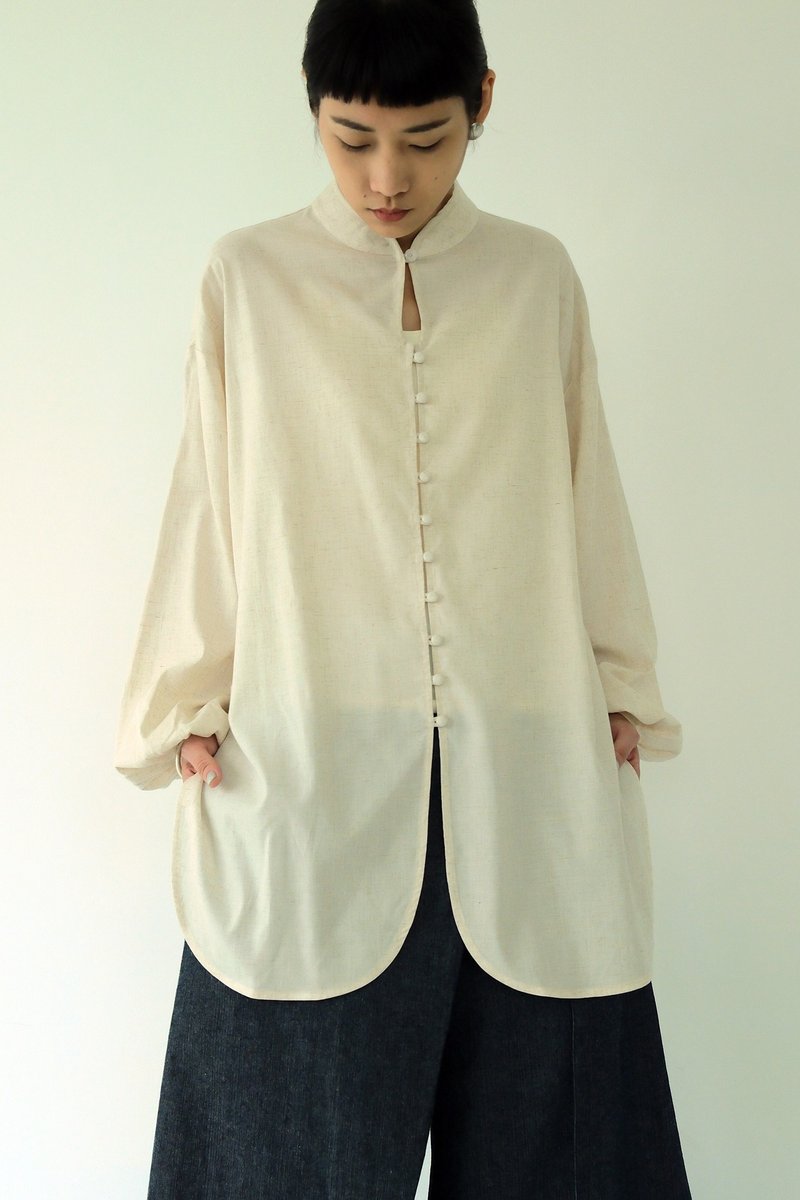 川 衣 WEAR BEING  立領玉石釦澎袖上衣  原色米白 - 女上衣/長袖上衣 - 棉.麻 白色
