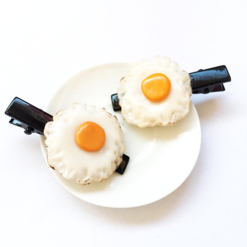 Fried egg hairclip black
