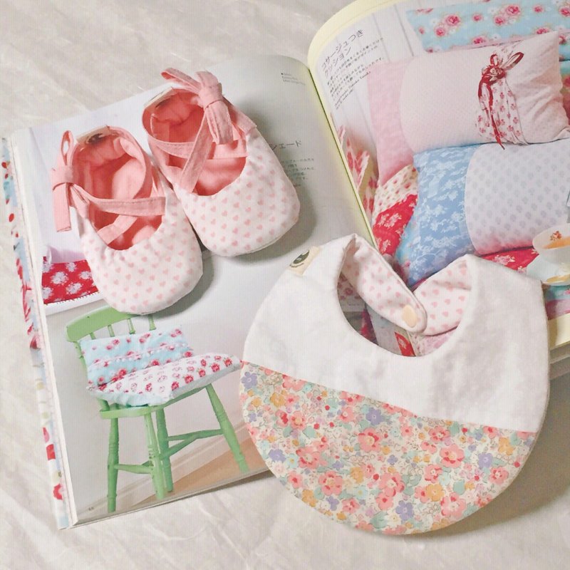120 pink love baby shoes X floral mosaic bib newborn baby gift box gift group