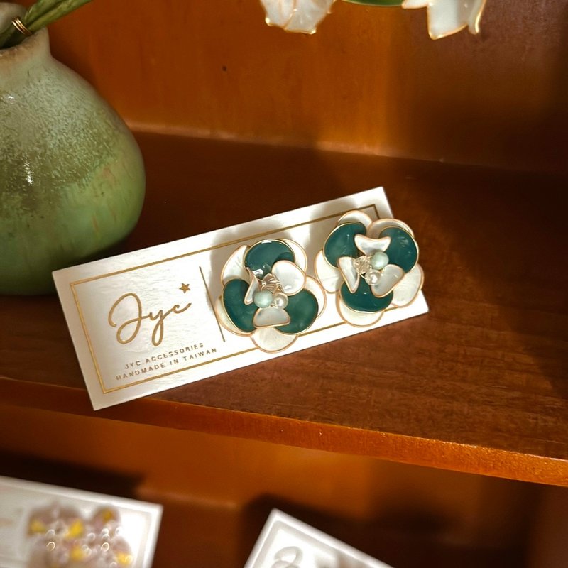 雙色芍藥 手作立體水晶花貼耳耳環 無痛耳夾 uv飾品 禮物 - 耳環/耳夾/耳骨夾 - 其他材質 綠色