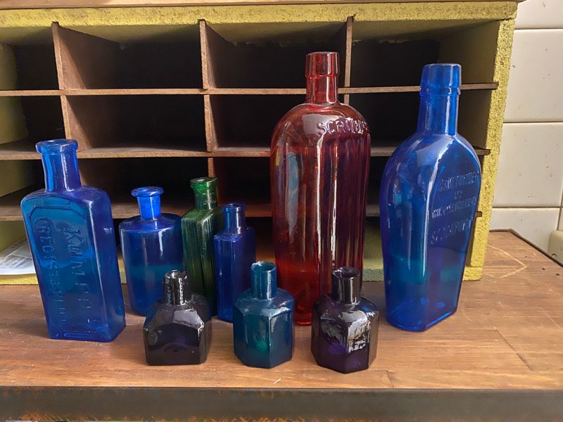 Customized color glass bottle + cup tray