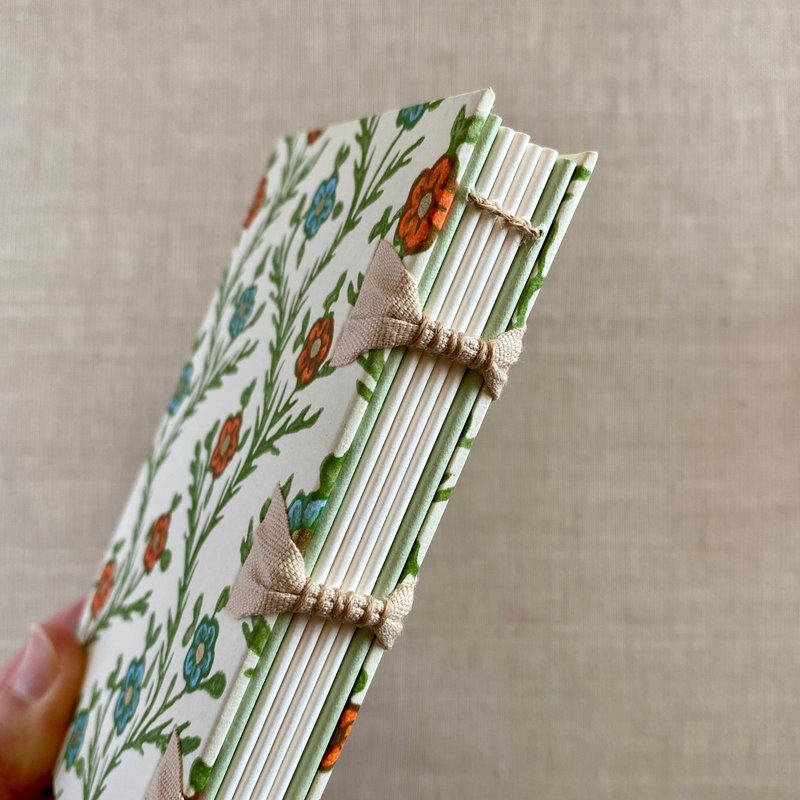 リボン背の手製本ノート B7 イタリアプリント紙 - 筆記本/手帳 - 紙 藍色