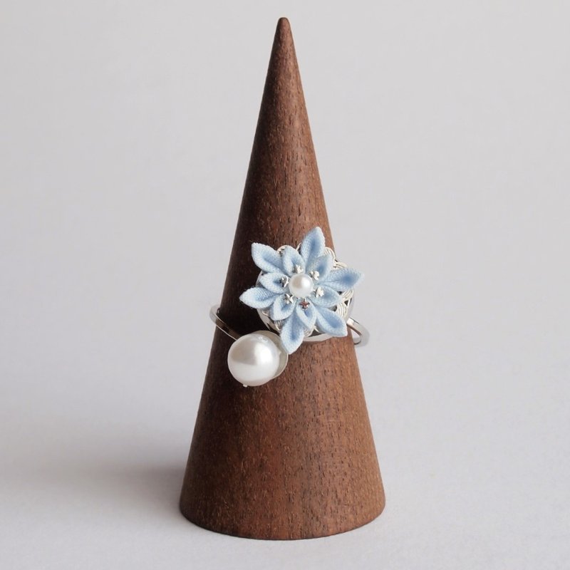 Knob snowflakes ring