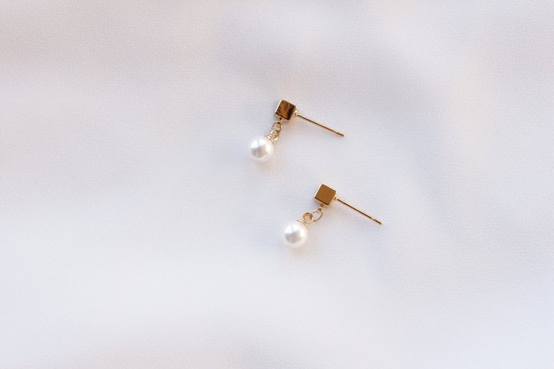 Minimalist Pearl Earrings 14k