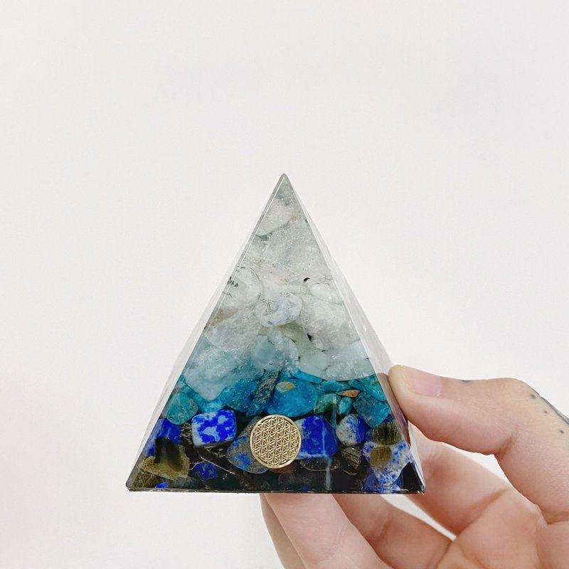 Orgonite-white crystal, moonstone, aquamarine, apatite, lapis lazuli, obsidian