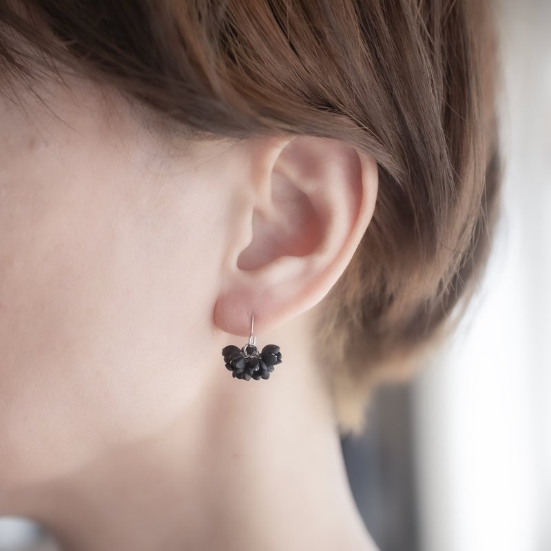 小花束耳環 / 耳夾 / 黑色 - 耳環/耳夾/耳骨夾 - 黏土 黑色