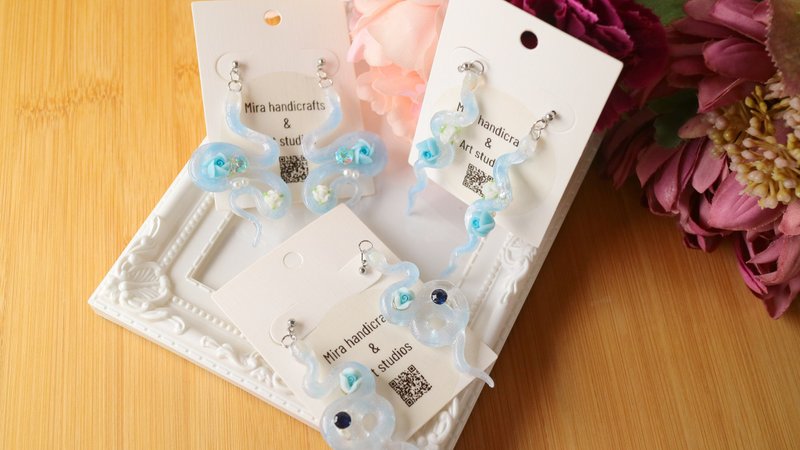 靈蛇耳環~藍色 - 耳環/耳夾/耳骨夾 - 樹脂 藍色