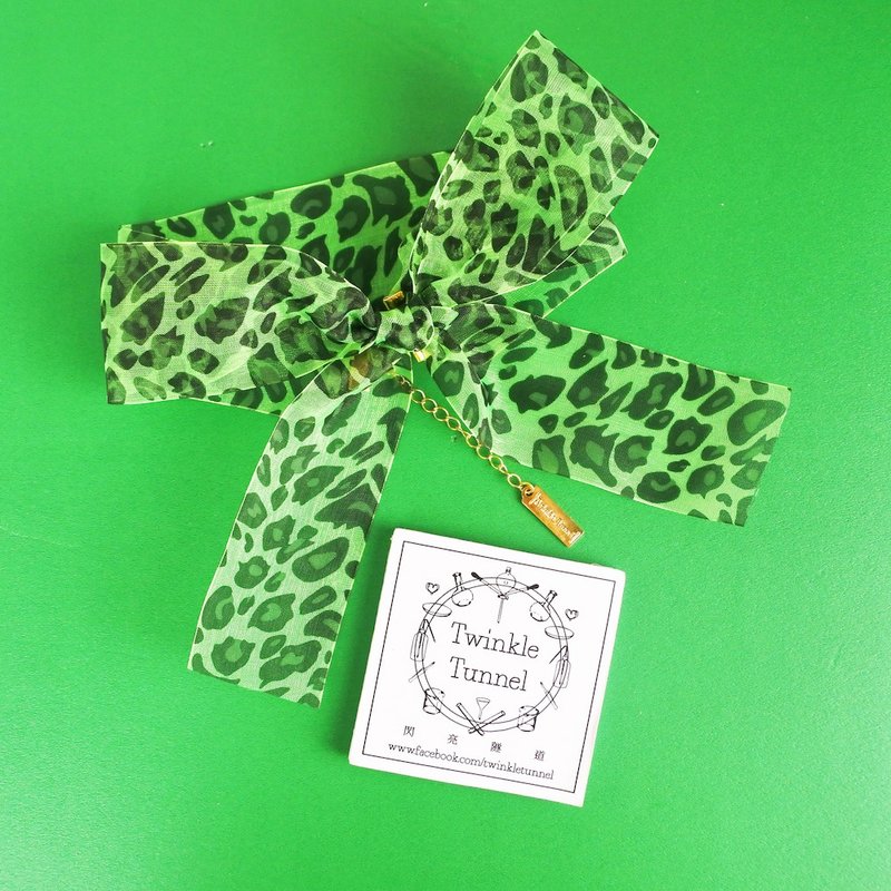 After the green yarn Leopard buckle buckle neck strap