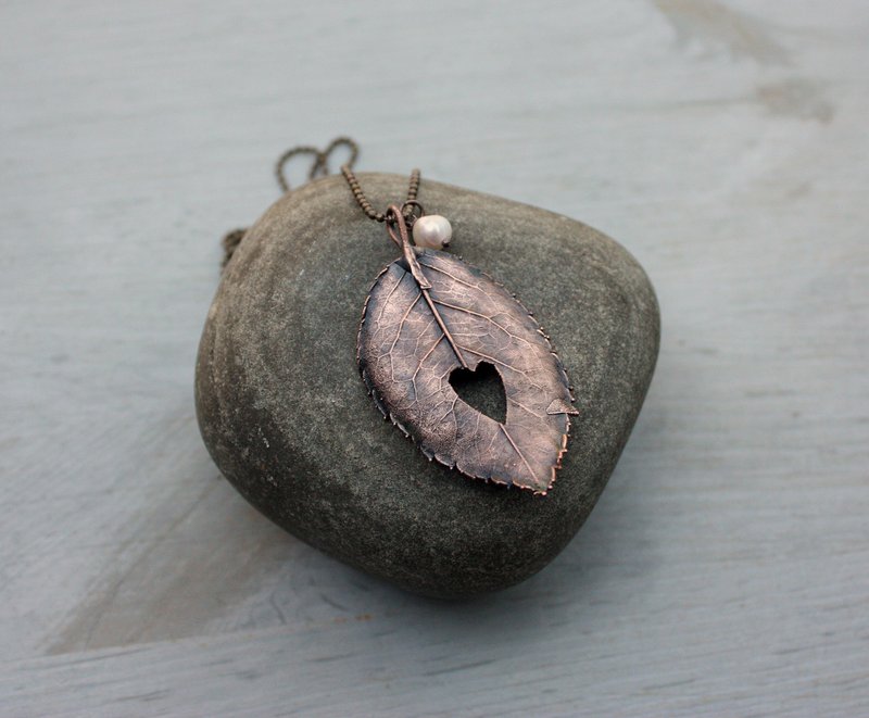 Electroformed Rose Leaf Necklace: Carved Heart, River Pearl - 項鍊 - 銅/黃銅