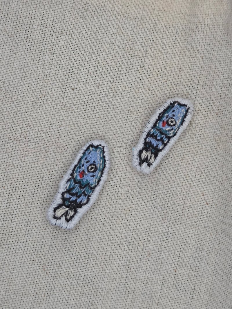 【小作品】魚魚不知日子 / 手工刺繡胸針•原創插畫設計 - 胸針 - 繡線 藍色