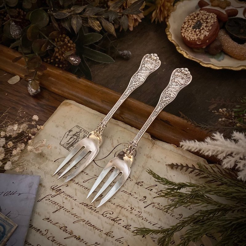 1878年 Tiffany & Co. Olympian 系列蝴蝶結花字體訂製款 甜點叉 - 刀叉/湯匙/餐具組 - 純銀 銀色