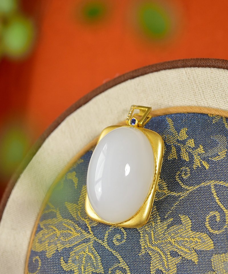 秒殺價 天然新疆和田玉18k金蛋面吊墜 雕工精緻 - 吊飾/掛飾 - 玉石