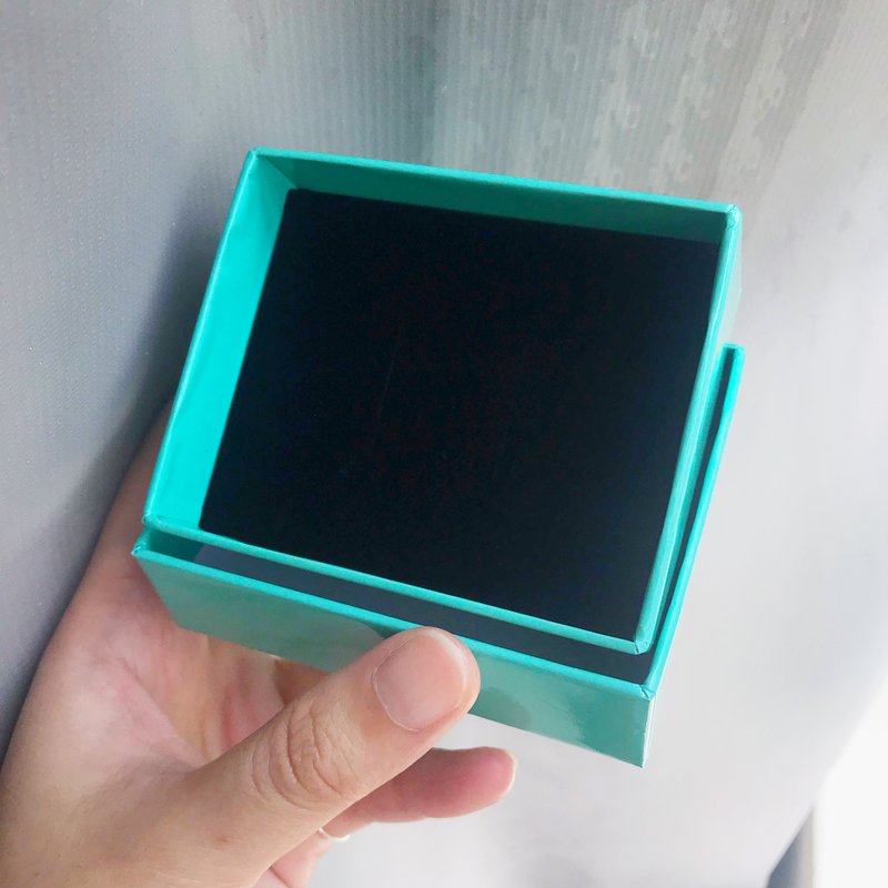Add purchases / Add packaging gift box 1 (with white ribbon)