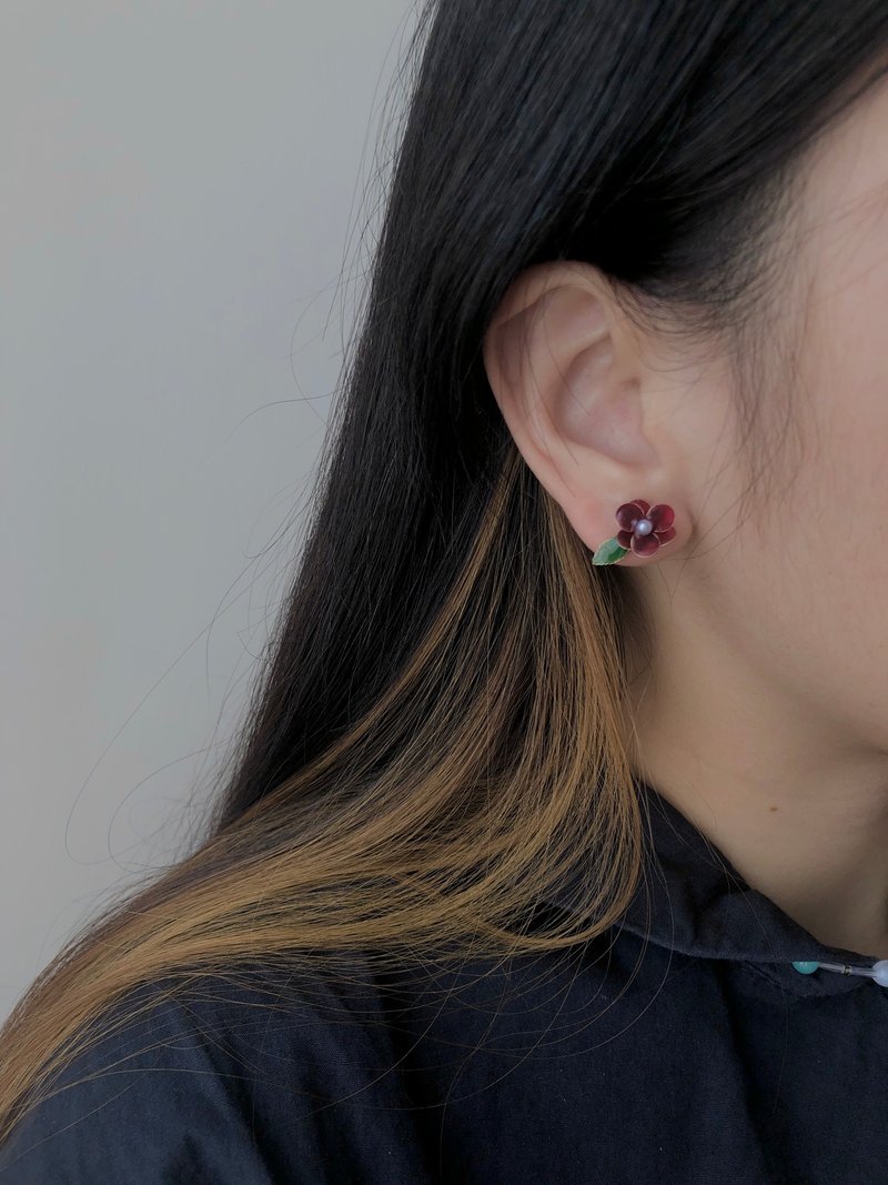 山茶花耳環 金銅線手工繞線花型耳針 - 耳環/耳夾/耳骨夾 - 樹脂 紅色