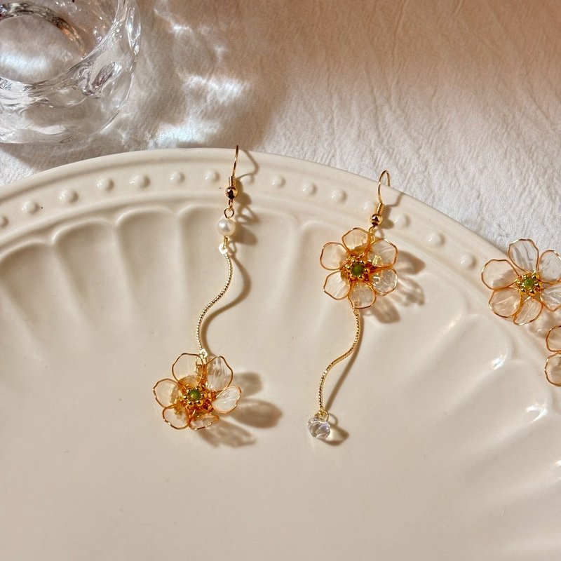 山荷花耳環 / 手作水晶花飾品 - 耳環/耳夾/耳骨夾 - 樹脂 透明