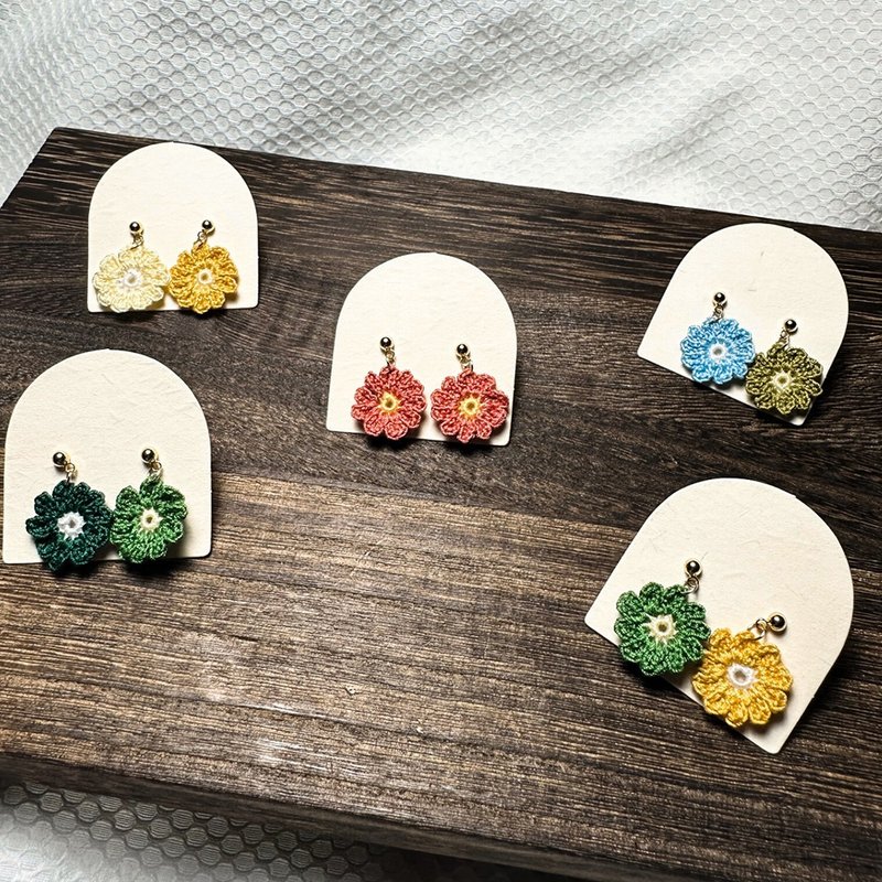【 原創手作】小花日記 雛菊 撞色 耳環 鉤針 微鉤 聖誕節 禮物 - 耳環/耳夾/耳骨夾 - 棉.麻 多色