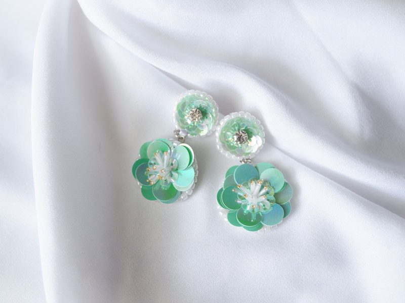 Flower circle earrings green bead embroidery | Stud and Clip-on earrings