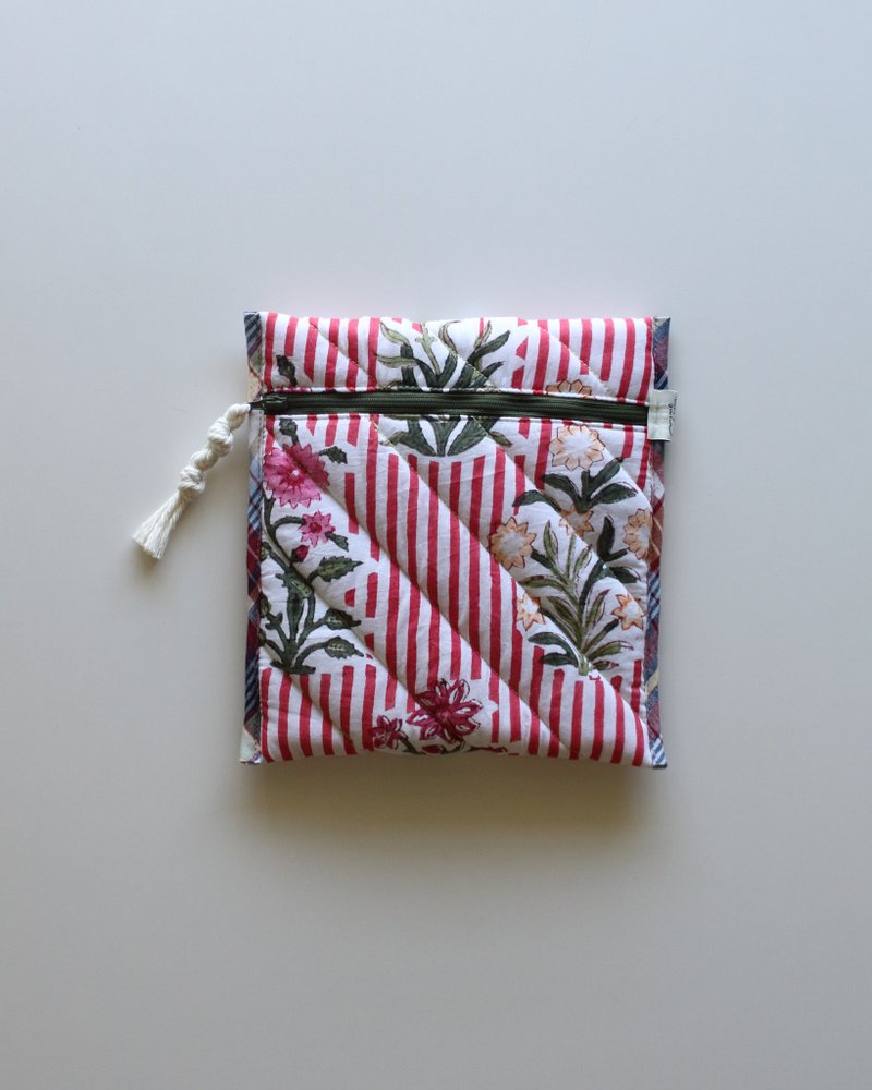 Block quilt Book Sleeve. /red stripe - 化妝包/收納袋 - 棉.麻 紅色