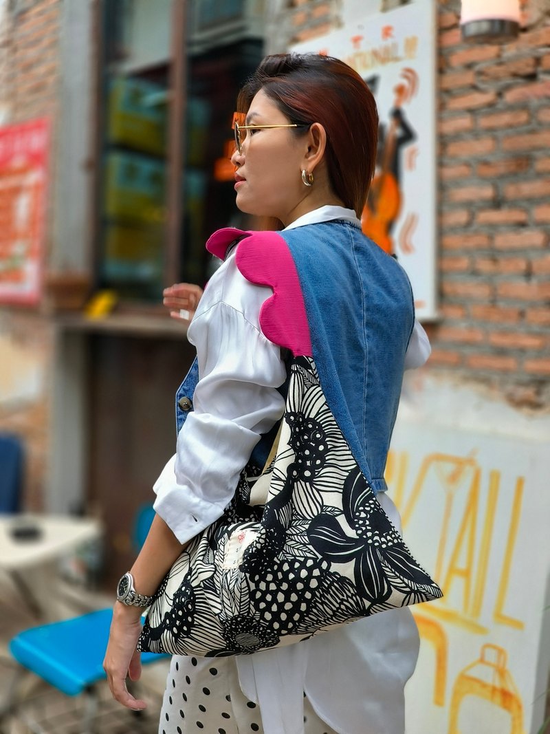 黑色花朵日式雙面流浪包 搭配粉紅色花朵造型肩帶 - 手提包/手提袋 - 棉.麻 黑色