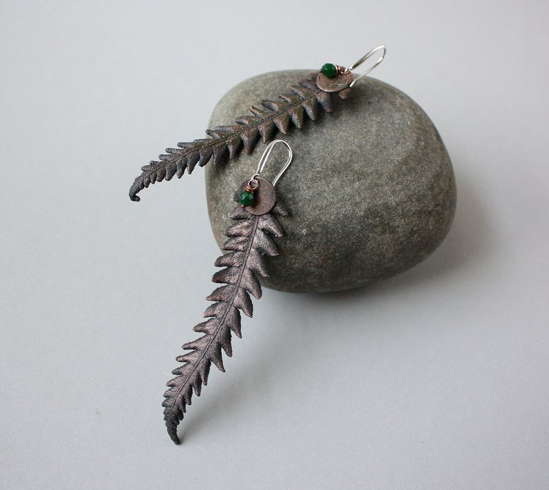 Fern Leaf Earrings with Emerald Beads - 耳環/耳夾/耳骨夾 - 銅/黃銅 綠色