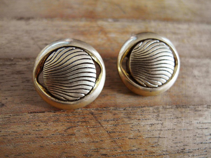 Time Travel【vintage handmade clip earrings:Gold berry】