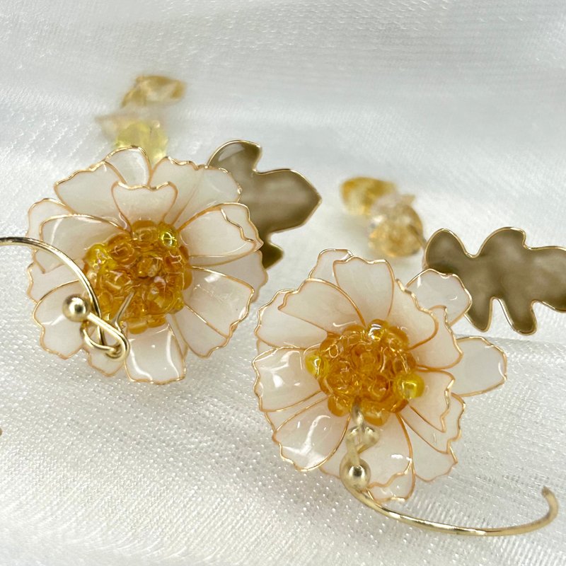 【白色野菊x黃水晶-水晶花耳環】11月生日花生日石 花言日和 - 耳環/耳夾/耳骨夾 - 樹脂