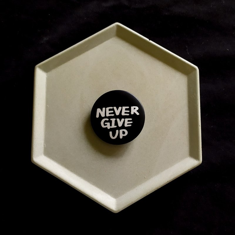 3.2cm badge _ black _NEVER GIVE UP (never give up)