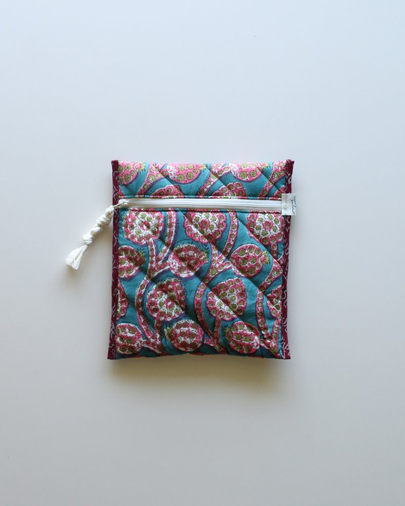 Block quilt Book Sleeve. /Green land - 化妝包/收納袋 - 棉.麻 綠色