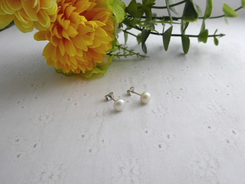 Plump pearl earrings 1
