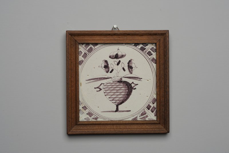 Manganese flowers in pot in circle tile(T086)/delft/hand-painted/antiques