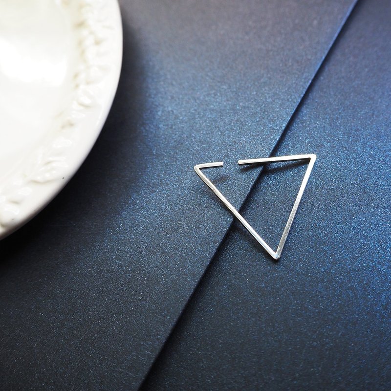 triangle earring_三角型耳骨環 925銀 限量 設計師 訂製 珠寶 - 耳環/耳夾/耳骨夾 - 銀 銀色