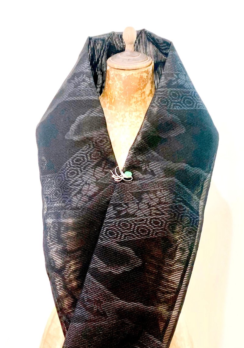 純手作/日本古董黑色草木染古典紋樣絲質半透明條紋純黑圍巾披肩 - 圍巾/披肩 - 絲.絹 黑色