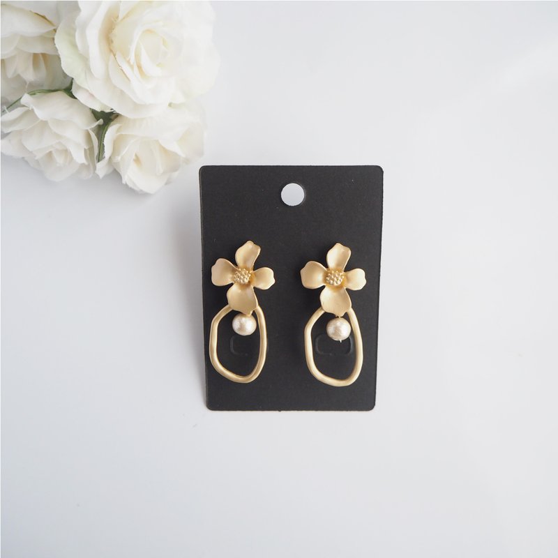 Matte gold flower earrings with pearl