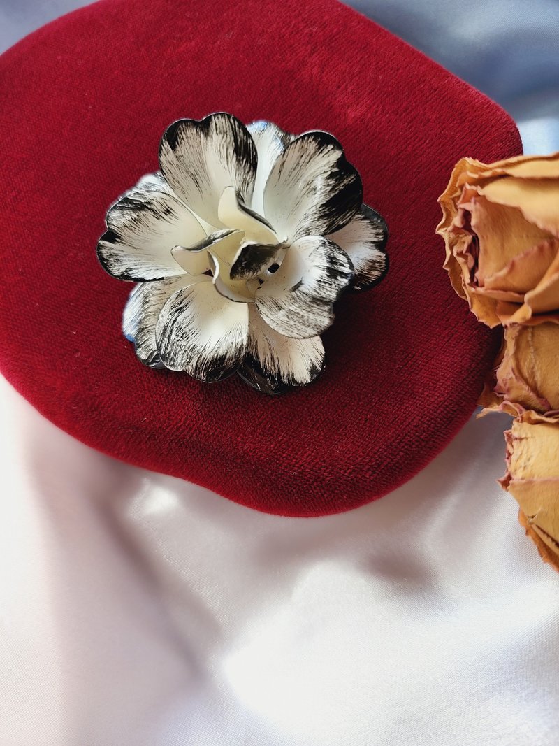 美國西洋古董飾品 / 黑白色系梔子琺瑯花胸針/別針/古董首飾 - 胸針 - 其他金屬