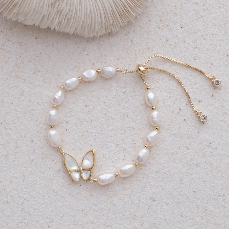 PANNE Butterfly Mother of Pearl with Oval Baroque Pearl Bracelet - 手鍊/手環 - 其他材質 白色