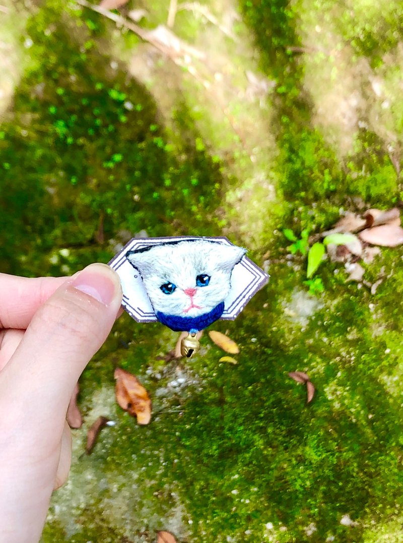 Bell white cat embroidery brooch