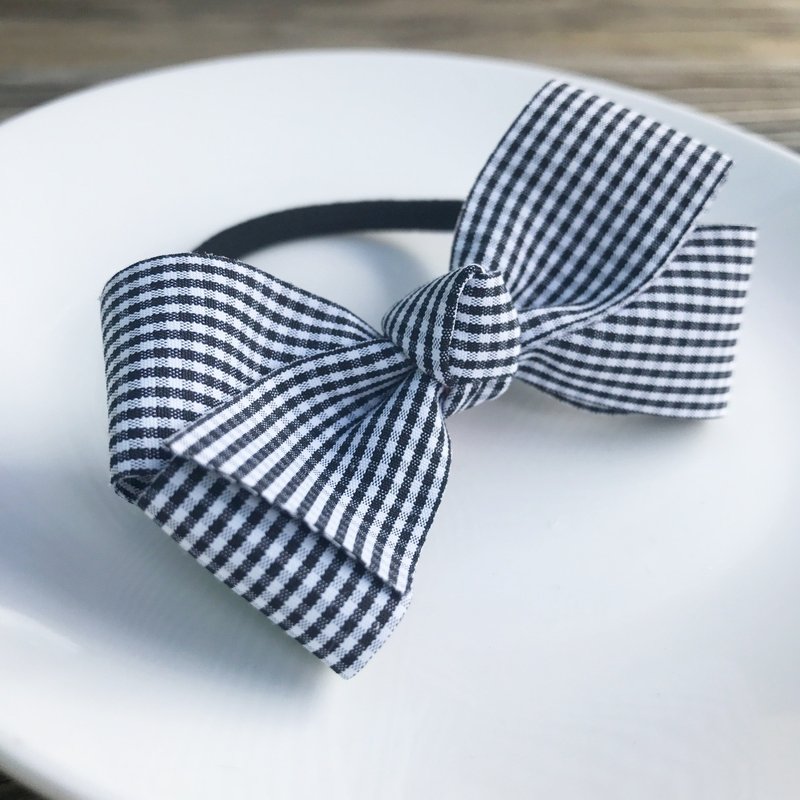 The black plaid of the hair bundle is the classic