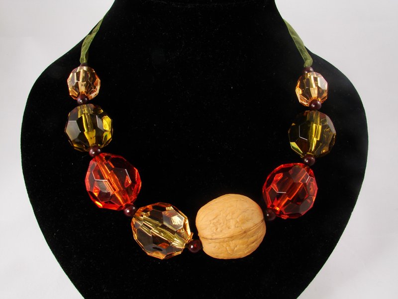Walnut Beaded Necklace Magic Nut Beige Red Olive Large Bead Necklace Jewelry - 項鍊 - 其他材質 紅色