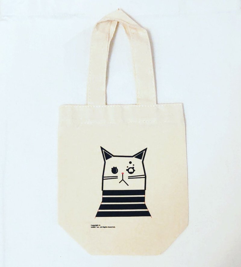Bunch of pockets, one eye, one eye, cat, canvas bag, tote bag, green bag, beverage bag