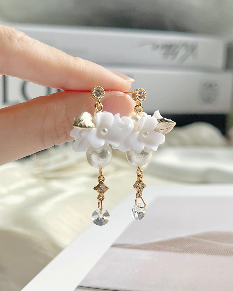 全新婚嫁系列│ 立體白色花配棉花珠+透明Swarovski Crystal耳環 - 耳環/耳夾/耳骨夾 - 珍珠 白色